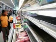 Khoang bán thịt hết hàng ở một siêu thị tại Miami, bang Florida, Mỹ. Ảnh: Getty Images.
