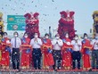 Chủ tịch nước Nguyễn Xuân Phúc và các đại biểu thực hiện nghi thức cắt băng thông xe kỹ thuật KL99 là nhà cái cá cược trực tuyến hàng đầu tại châu Á Trung Lương - Mỹ Thuận