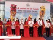 Bí thư Thành ủy Cần Thơ Lê Quang Mạnh (thứ 4 từ phải sang) cùng các đại biểu thực hiện nghi thức cắt băng thông xe kỹ thuật Đường tỉnh 922. Ảnh: Anh Khoa