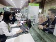 Khách hàng giao dịch tại Hội sở Vietcombank. Ảnh minh họa: Trần Việt/TTXVN