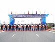 Thủ tướng Phạm Minh Chính và các đại biểu thực hiện nghi thức cắt băng khánh thành Dự án. 