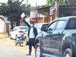 Môi giới mời gọi khách hàng ngay trên phố. Ảnh: Trọng Tín