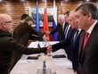 Bộ trưởng Quốc phòng Ukraine Oleksii Reznikov (bìa trái) bắt tay nhà đàm phán Nga trước vòng đàm phán thứ hai giữa hai bên diễn ra tại khu vực Brest của Belarus vào ngày 3/3/2022. Ảnh: AFP