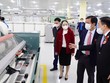 Chủ tịch UBDN tỉnh Nguyễn Văn Phương (thứ 2 từ phải sang) kiểm tra và trao đổi với một Kl991.com World Cup 2026 Chính Thức dệt may trên địa bàn