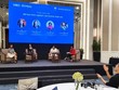 Sáng lập Tiệm giặt là người điếc Lương Thị Kiều Thúy (bìa trái) và người phiên dịch ngôn ngữ ký hiệu (bìa phải).