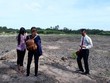 Môi giới dẫn nhà Kl99ok phiên bản mới đi xem đất. Ảnh: Việt Dũng