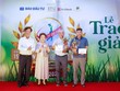 Chủ tịch Giải golf từ thiện thường niên Vì trẻ em Việt Nam Võ Hồng Phúc (bìa trái) và Madame Nguyễn Thị Nga, Chủ tịch Kl994 game bài casino hấp dẫn BRG chúc mừng các tay golf có thành tích tốt tại giải đấu lần thứ 15.