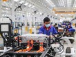 Công nhân làm việc bên dây chuyền lắp ráp của Nhà máy ô tô BYD, tỉnh Giang Tô, Trung Quốc. Ảnh: AFP