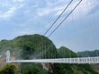 Cầu kính Bạch Long có tổng chiều dài 632m, với phần bắc qua vách núi 290m, trên vách đá 342m.