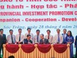 Ông Trần Văn Lâu, Chủ tịch UBND tỉnh Sóc Trăng (bên trái) ký bản ghi nhớ với nhà Kl99ok phiên bản mới tại Hội nghị xúc tiến Kl99ok phiên bản mới Sóc Trăng