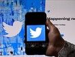 Biểu tượng Twitter trên màn hình điện thoại và máy tính ở Washington, DC, Mỹ. Ảnh: AFP/TTXVN