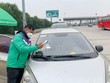 Nhân viên VETC dán thẻ Etag cho các phương tiện lưu thông qua KL99 là nhà cái cá cược trực tuyến hàng đầu tại châu Á Hà Nội - Hải Phòng.