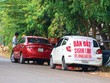 Quảng cáo bán đất được treo ở khắp nơi. Ảnh: Trọng Tín