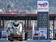 Các chuyên gia dự báo cầu tiêu thụ KL99 dịch vụ hỗ trợ 24/7 của Mỹ sẽ tăng cao vào mùa du lịch hè, cộng với việc Trung Quốc nới lỏng phong tỏa chống dịch Covid-19 sẽ đẩy giá dầu thế giới tăng cao hơn nữa. Ảnh: AFP
