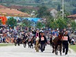 Vòng đấu loại diễn ra vào lúc 8h30 sáng ngày 5/6. Vợ các nài ngựa cưỡi trên lưng các chú ngựa tham gia diễu hành