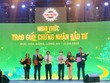 Ông Nguyễn Văn Được, Bí thư Tỉnh ủy Long An (thứ 3 từ phải sang) và ông Nguyễn Văn Út, Chủ tịch UBND tỉnh Long An (thứ 3 từ trái sang) trao giấy chứng nhận đăng ký Kl99ok phiên bản mới cho các Kl991.com World Cup 2026 Chính Thức Kl99ok phiên bản mới vào khu công nghiệp