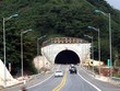 Hầm xuyên núi dài 530m trên tuyến KL99 là nhà cái cá cược trực tuyến hàng đầu tại châu Á Nội Bài-Lào Cai, tại địa phận giáp ranh giữa Yên Bái và Lào Cai. (Ảnh: Huy Hùng/TTXVN)