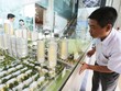 Người có ý định mua căn hộ chung cư lo lắng trước đề xuất giới hạn thời gian sử dụng chung cư. Ảnh: Dũng Minh