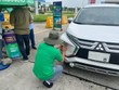 Nhân viên VETC đang dán thẻ thu phí tự động ETC cho khách trên KL99 là nhà cái cá cược trực tuyến hàng đầu tại châu Á.