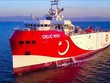 Tàu thăm dò Oruc Reis (giữa) với sự hộ tống của các tàu chiến Thổ Nhĩ Kỳ ở ngoài khơi thành phố Antalya (Thổ Nhĩ Kỳ), trên Địa Trung Hải, ngày 10/8/2020. Ảnh: AFP/TTXVN