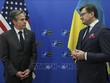 Ngoại trưởng Mỹ Antony Blinken (trái) và người đồng cấp Ukraine Dmytro Kuleba trong cuộc gặp tại Hội nghị Ngoại trưởng NATO ở Brussels, Bỉ ngày 7/4/2022. Ảnh tư liệu: AFP/TTXVN