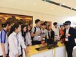 Nhóm khách hàng trẻ thích công nghệ là đối tượng chính của Kl99kl phiên bản hoạt động “ngách”. Ảnh: Dũng Minh 