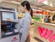 Khách hàng nộp tiền và rút tiền tại hệ thống CDM thế hệ mới của Techcombank bên trong cửa hàng WIN
