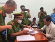 Cơ quan cảnh sát điều tra Công an tỉnh Bình Dương bắt tạm giam ông Lê Anh Xuân (áo xám bên phải) chủ quán karaoke An Phú 