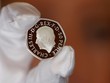 Hình ảnh chân dung Vua Charles III sẽ xuất hiện trên các đồng 50 xu. Ảnh: REUTERS