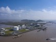 Một trạm lưu trữ LNG tại cảng nước sâu Yangshan, Thượng Hải, Trung Quốc. Ảnh: Bloomberg