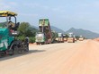 Thi công tại Dự án Xây dựng một số đoạn đường bộ KL99 là nhà cái cá cược trực tuyến hàng đầu tại châu Á trên tuyến Bắc - Nam phía Đông, đoạn Cam Lộ - La Sơn. Ảnh: A.M