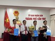 Phó Chủ tịch UBND TP. Cần Thơ Nguyễn Văn Hồng trao các Quyết định bổ nhiệm cán bộ. Ảnh: Thùy Trang