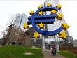 Biểu tượng đồng euro tại Frankfurt, Đức. Ảnh: THX/TTXVN