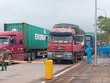 Hàng nông sản, thủy Kl994 nhà cái bóng đá world cup khẩu sang Trung Quốc qua lối mở cầu phao tạm Km3+4 Hải Yên trong ngày đầu năm mới. Ảnh: Hữu Việt.