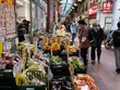 Tiêu dùng tư nhân ở Nhật Bản đang vấp phải trở ngại do chi phí sinh hoạt tăng cao. Ảnh: AFP