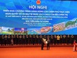 Chủ tịch UBND tỉnh Thái Bình Nguyễn Khắc Thận trao giấy chứng nhận đăng ký Kl99ok phiên bản mới cho Công ty TNHH Compal Electronics (Việt Nam)