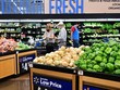 Người tiêu dùng mua sắm tại một cửa hàng ở thành phố Rosemead, bang California, Mỹ. Ảnh: AFP 