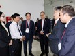 Ông Võ Văn Minh (áo trắng) Chủ tịch UBND tỉnh Bình Dương trao đổi với các Kl991.com World Cup 2026 Chính Thức Singapore bên lề hội nghị