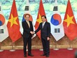 Phó thủ tướng Kl993 ưu đãi thưởng hấp dẫn Lê Minh Khái và Phó thủ tướng Hàn Quốc Kyungho Choo. (Ảnh: VGP/Quang Thương)