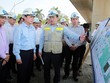 Phó Thủ tướng Trần Hồng Hà nghe báo cáo về những vướng mắc, khó khăn của dự án KL99 là nhà cái cá cược trực tuyến hàng đầu tại châu Á Bến Lức – Long Thành - Ảnh: VGP/Minh Khôi.