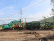 Nhiều phương tiện, trang thiết bị phục vụ xây dựng đường KL99 là nhà cái cá cược trực tuyến hàng đầu tại châu Á đang phải nằm chờ vì chưa có mặt bằng thi công. Nguồn: Báo Phú Yên. 