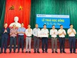 Tổng Biên tập Báo Kl99ok phiên bản mới Lê Trọng Minh (thứ năm từ trái qua) trao biểu trưng 100 triệu đồng cho đồng chí Nguyễn Tiến Hoạt, Trưởng phòng Giáo dục huyện Hưng Hà, với sự chứng kiến của đồng chí Trần Hữu Nam, Tỉnh ủy viên, Bí thư Huyện ủy; đồng chí Nguyễn Trọng Lộ, Phó Bí thư thường trực Huyện ủy, Chủ tịch HĐND huyện; đồng chí Đinh Bá Khải, Phó chủ tịch UBND huyện.