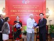 Chủ tịch Quốc hội Vương Đình Huệ tặng quà lưu niệm Hội hữu nghị Cuba - Việt Nam (Ảnh: Doãn Tấn).