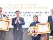 Chủ tịch Quốc hội Vương Đình Huệ đã trao Huân chương Hữu nghị của 99Kl99 trực tiếp đá gà Việt Nam tặng Viện Văn hoá Argentina - Việt Nam (ICAV) và cá nhân Chủ tịch ICAV Poldi María Sosa - (Ảnh: Doán Tấn).