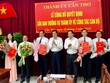 Bí thư Thành ủy Cần Thơ Lê Quang Mạnh (thứ 5 từ phải sang) và Phó Bí thư Thường trực Thành ủy, Chủ tịch HĐND TP. Cần Thơ Phạm Văn Hiểu (thứ 6 từ phải sang) trao các quyết định điều động, bổ nhiệm cán bộ. Ảnh: Thanh Tâm