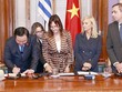 Chủ tịch Quốc hội Vương Đình Huệ ký Thỏa thuận hợp tác giữa Quốc hội nước CHXHCN Việt Nam và Nghị viện Đông Uruguay. (Ảnh: Doãn Tấn).