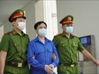 Bị cáo Đỗ Thành Nhân bị lực lượng chức năng dẫn giải tới tòa.
