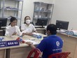 Người dân huyện Hóc Môn làm thủ tục nhận tiền bồi thường giải phóng mặt bằng đường Vành đai 3, TP.HCM. Ảnh: Lê Quân