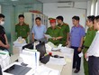 Cơ quan Công an đọc lệnh khám xét nơi làm việc của Tuân. Đối tượng Tuân (dấu X)
