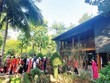 Khách trong nước và quốc tế thăm Nhà sàn Bác Hồ trong Khu Di tích Chủ tịch Hồ Chí Minh tại Phủ Chủ tịch 